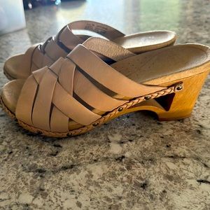 Tan Dansko non slip clogs size 8 (39)